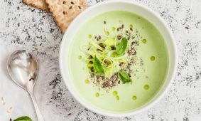 Zuppa di broccoli con semi di lino